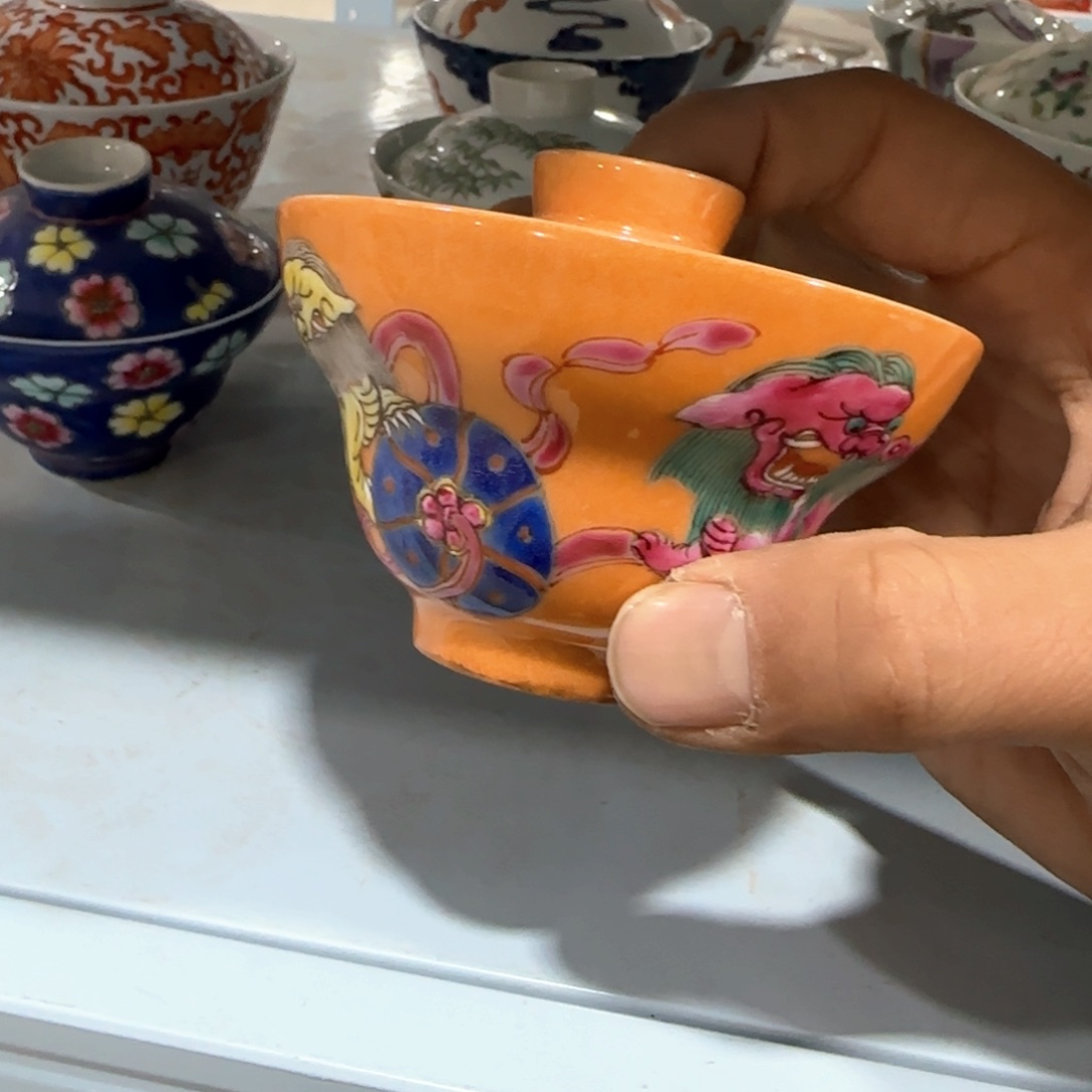 瓷片瓷器上还有两条长线上镌刻