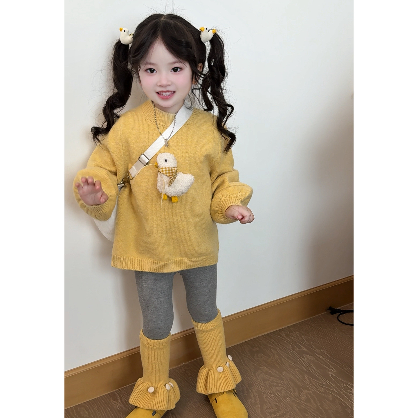 【奶芙童装】原创设计女童秋冬黄色小鸭毛衣灰拼黄针织裤卡通套装