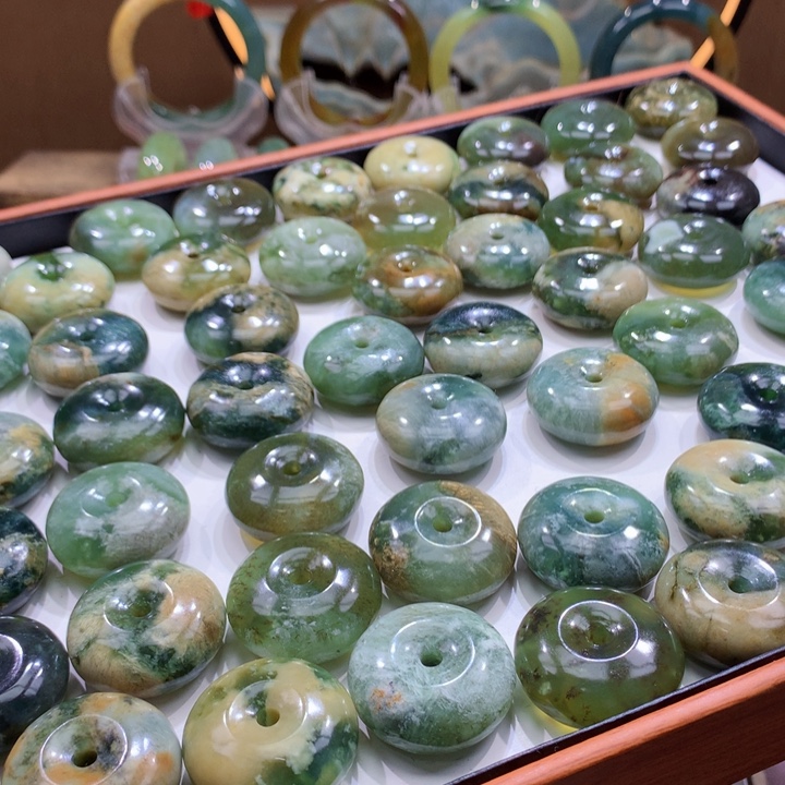 蛇纹石玉未镶嵌手镯多样性发货其一