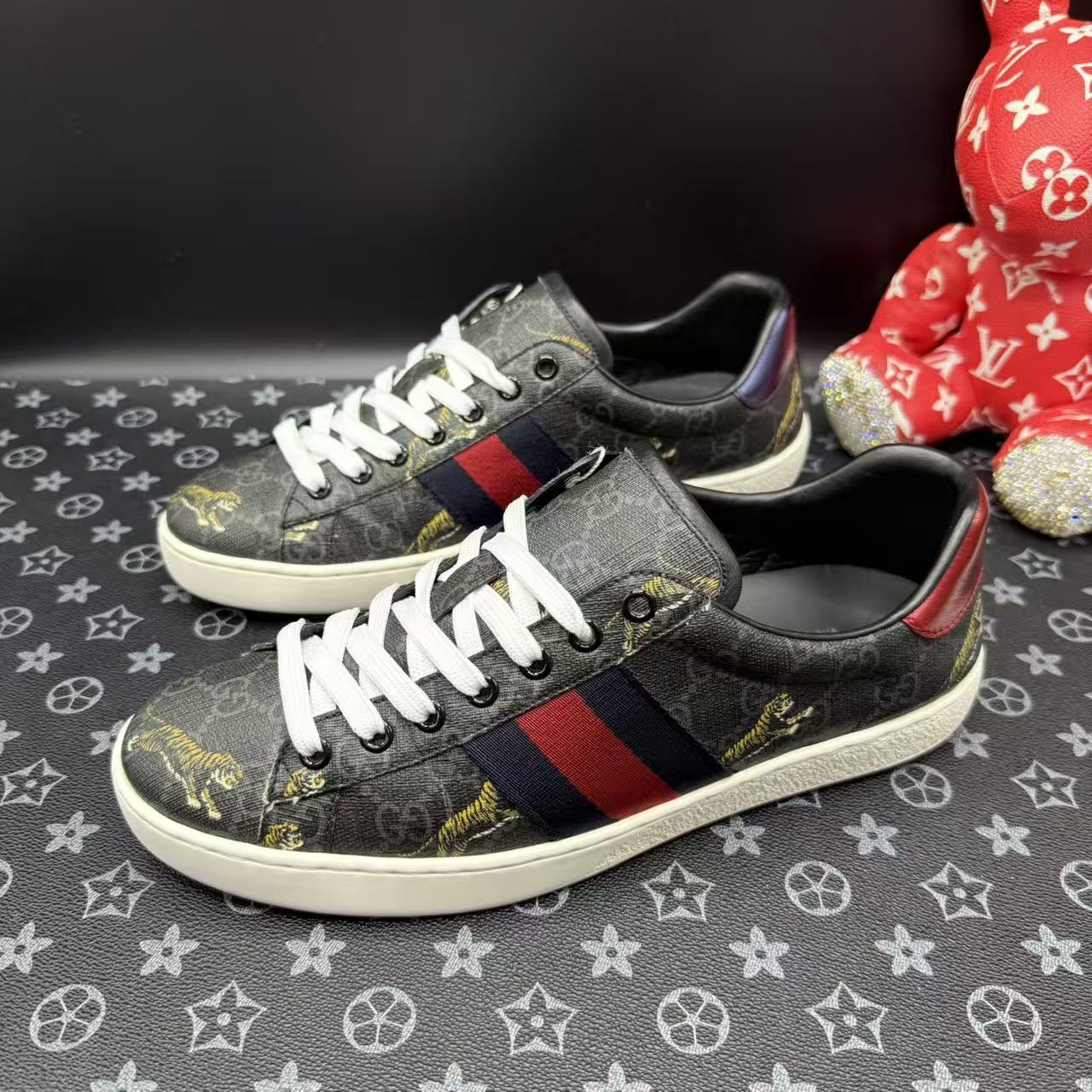 95新 GUCCI/古驰 男士黑色暗纹老虎印花板鞋41欧码 lz532