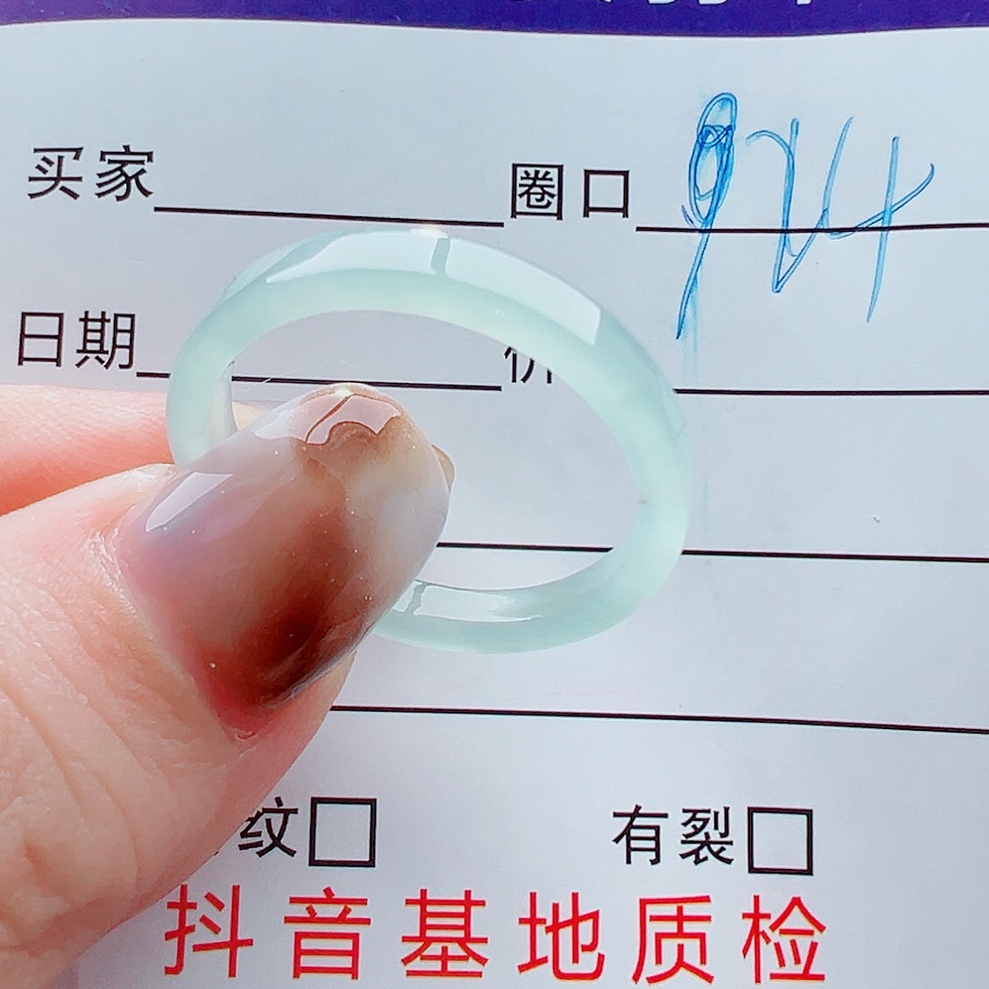 未镶嵌戒指翡翠。*戒圈