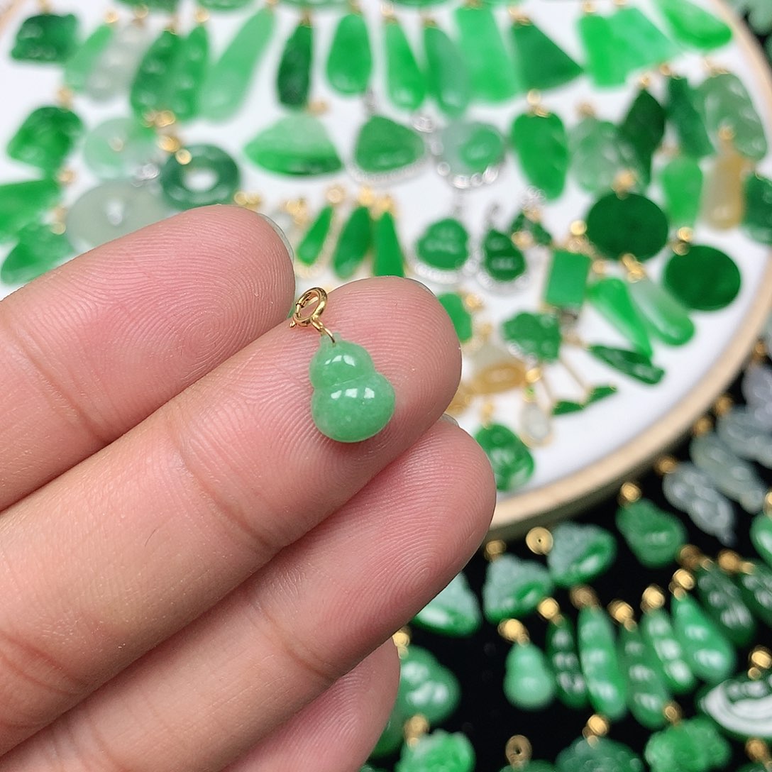 翡翠配石空**白18K金扣头 小巧精美满绿小葫芦