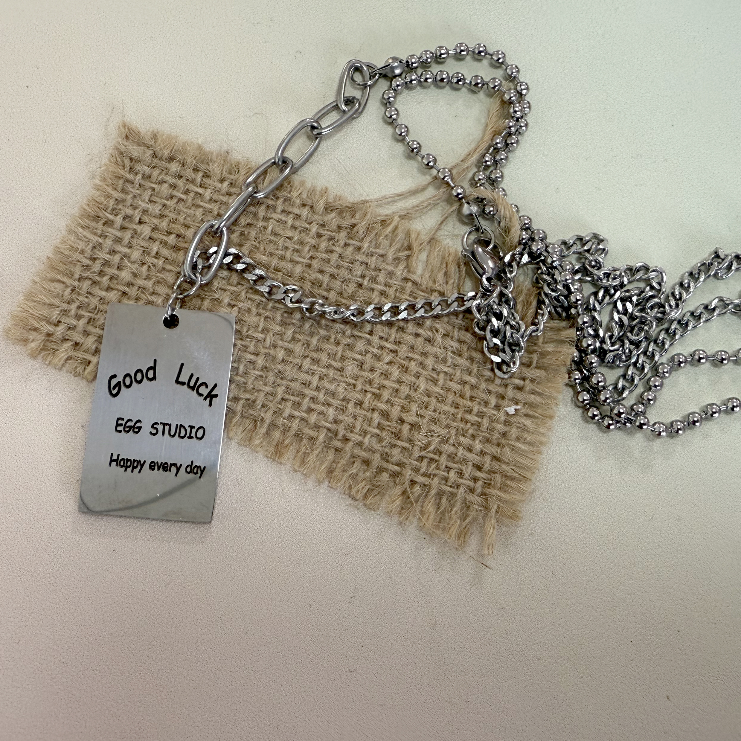 小方牌项链一条