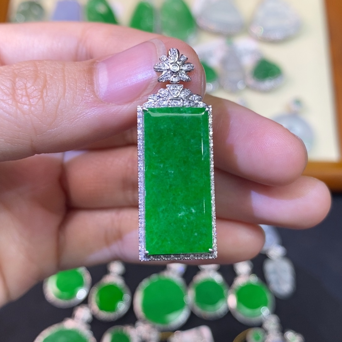 翡翠吊坠(不含链)18K金镶嵌