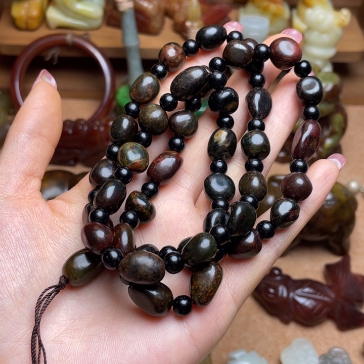 蛇纹石玉未镶嵌颈饰