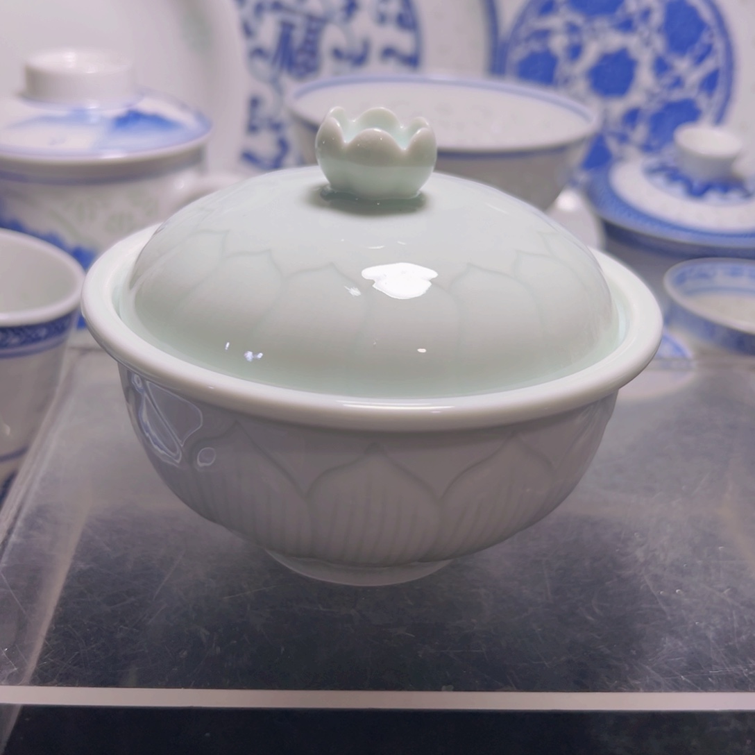 碗隐青釉雕刻荷花炖盅