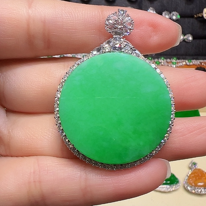 翡翠18K金镶嵌颈饰吊坠