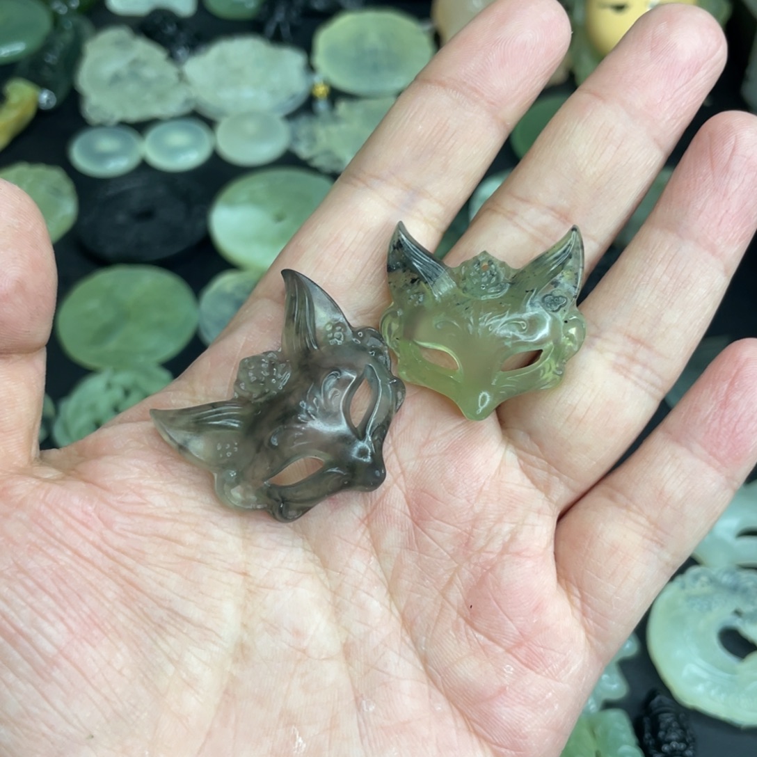 八***滚岫玉未镶嵌颈饰狐狸