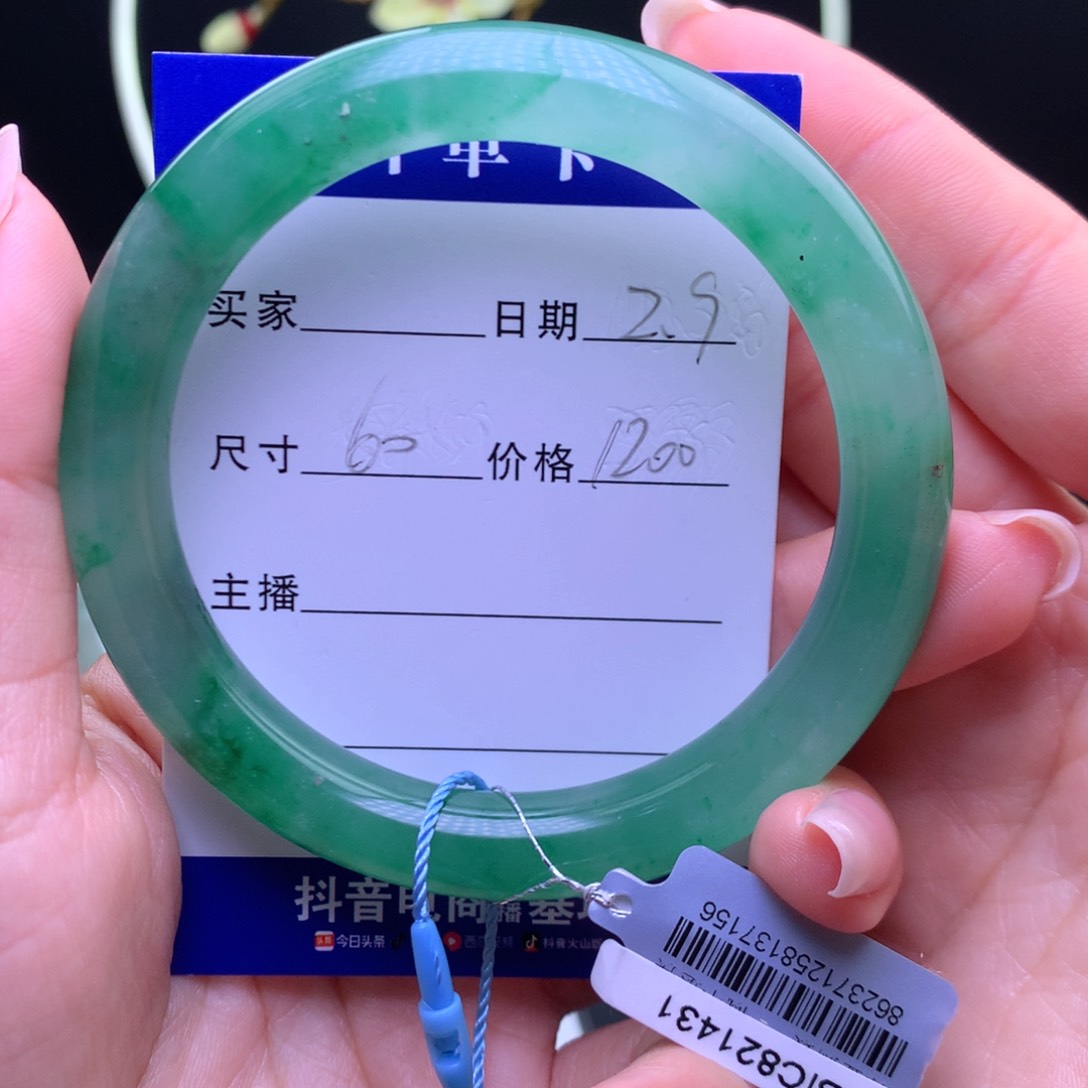 石英质玉手镯未镶嵌做***?