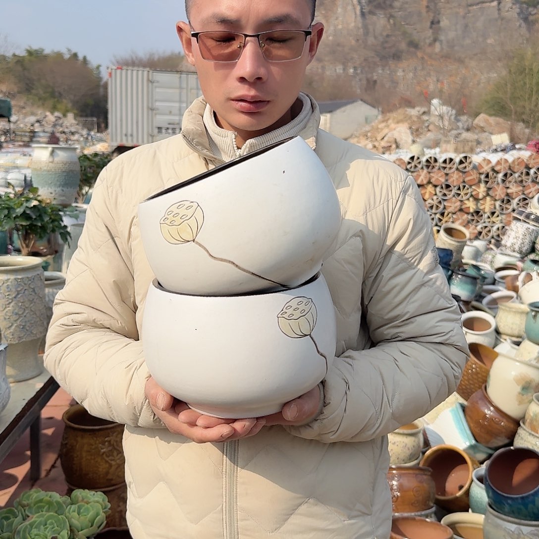 紫砂花盆口19高15（两个拼莲子刻绘白色