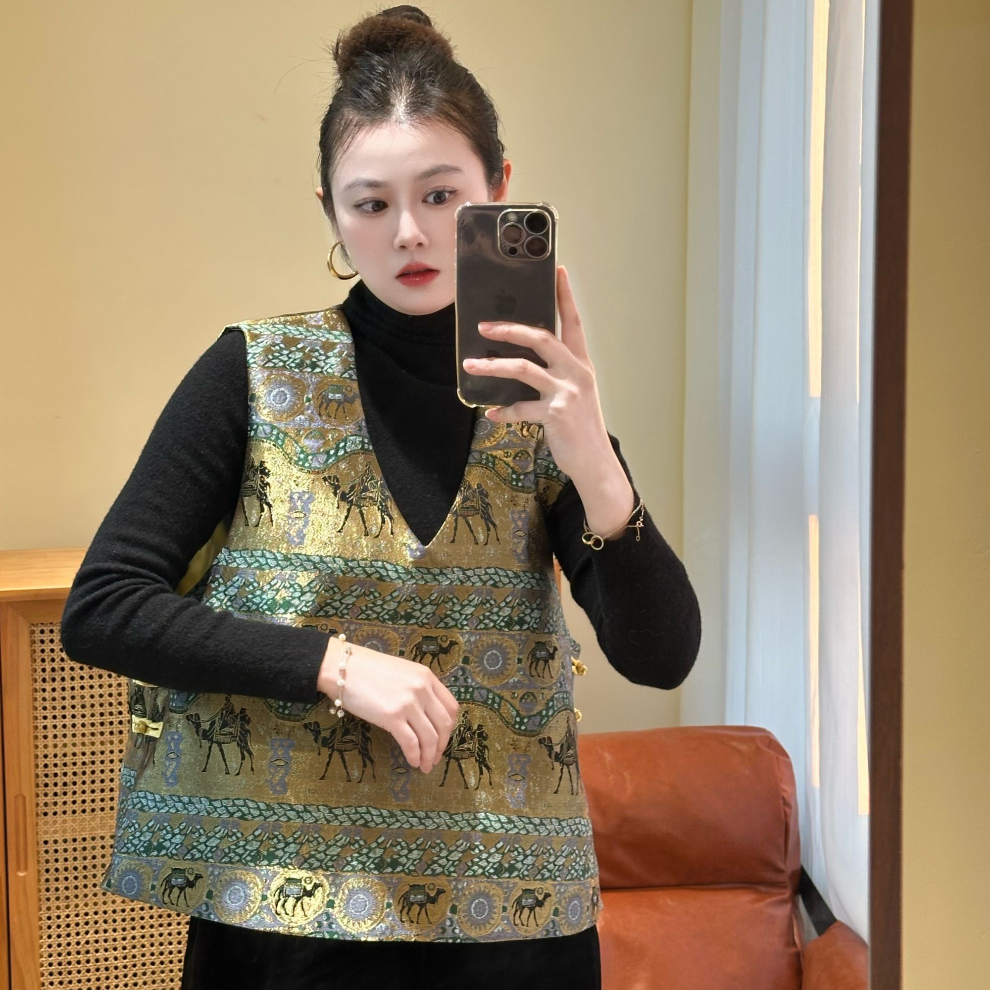 金色v领马甲桑蚕丝唐锦国风中式穿搭高级老钱风亮闪闪