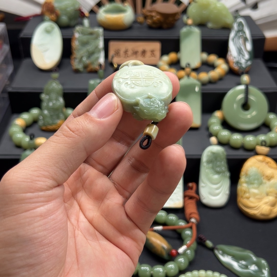 岫岩河磨玉（透闪石质玉）颈饰未镶嵌老****爬