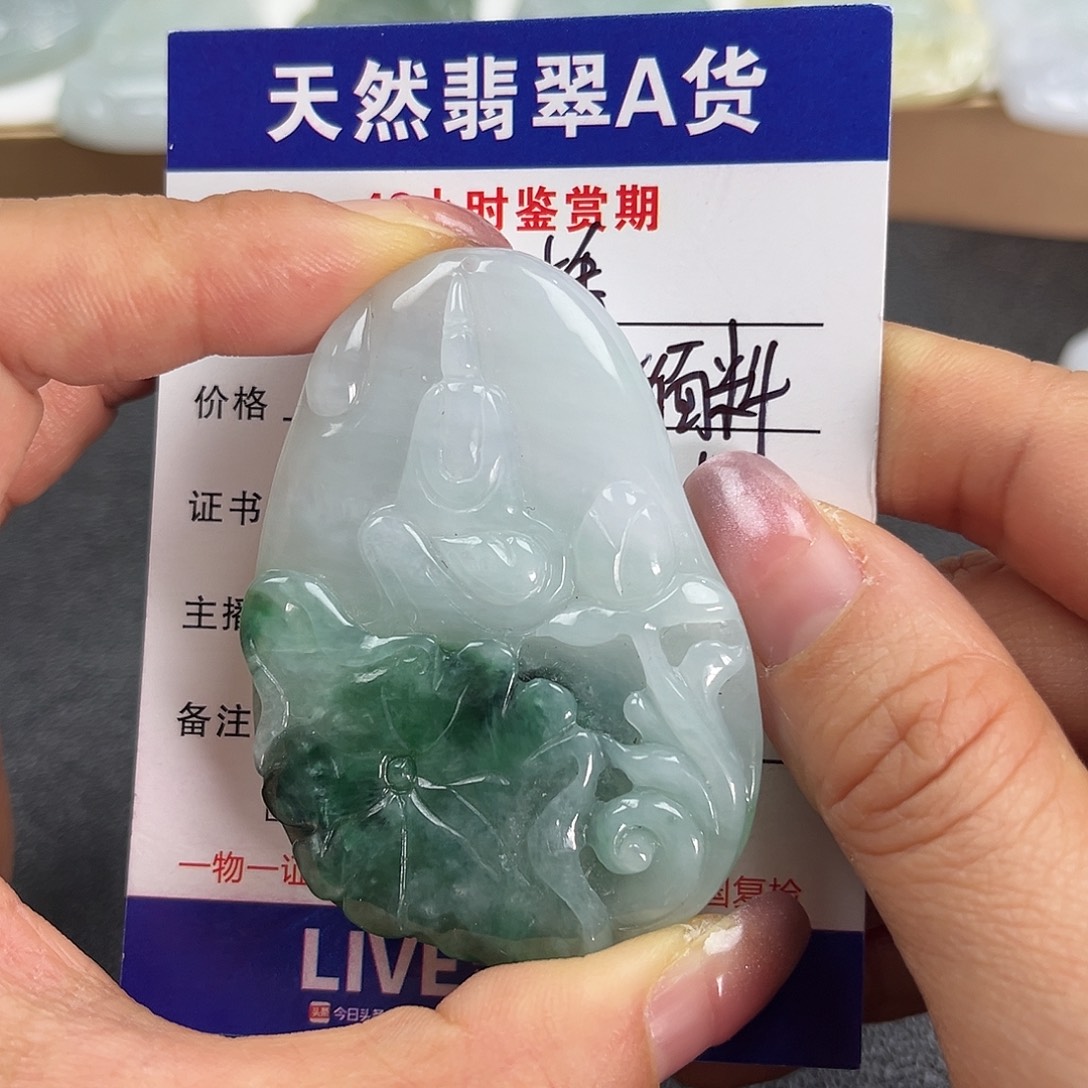 翡翠未镶嵌颈饰     