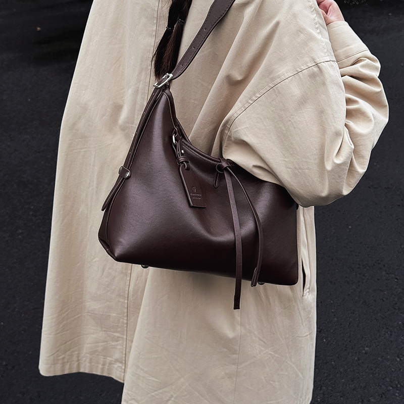 LOMMINY/罗米尼女士大容量腋下包2025新款单肩包百搭新潮简约风