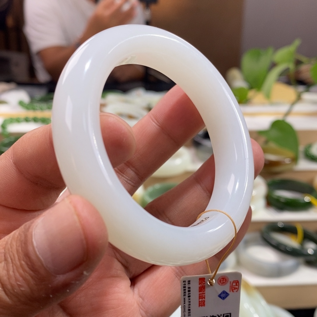 和田玉未镶嵌手镯