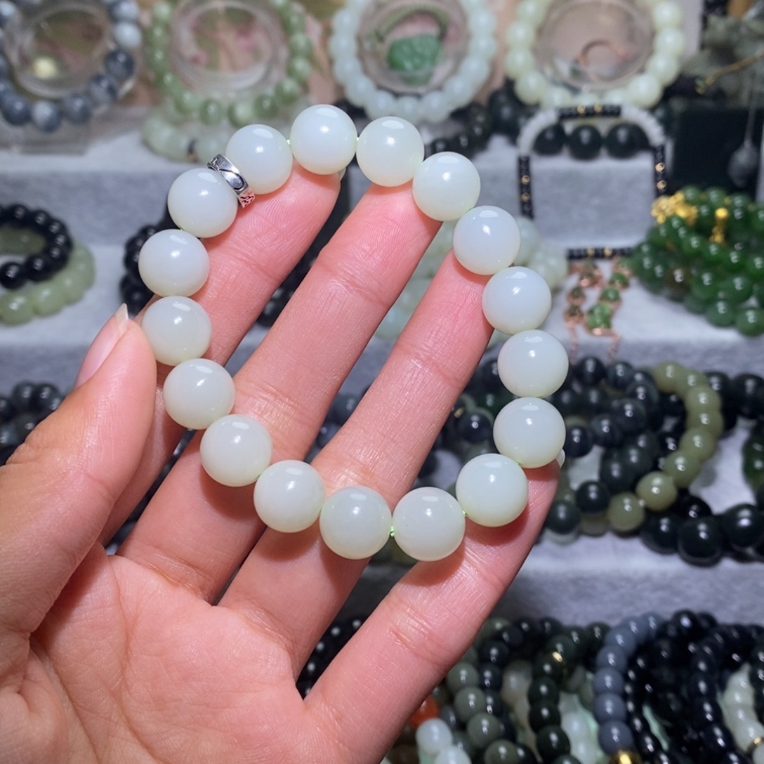 太***春和田玉未镶嵌手链