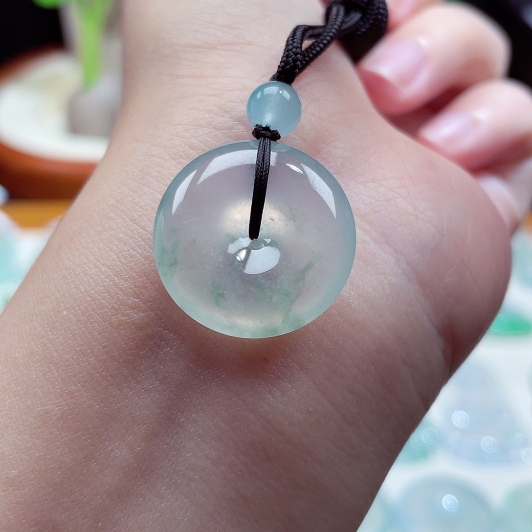 翡翠颈饰未镶嵌平安扣