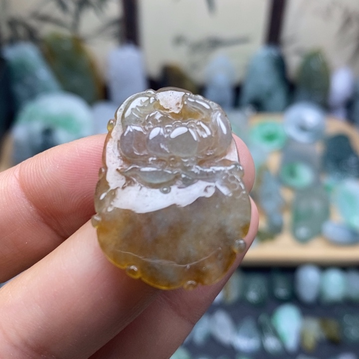 翡翠未镶嵌颈饰年年有余