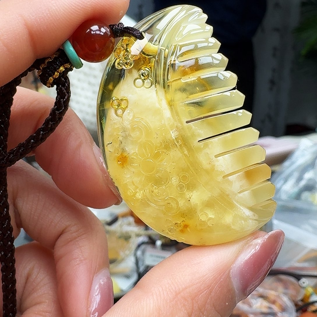 琥珀裸石未镶嵌……