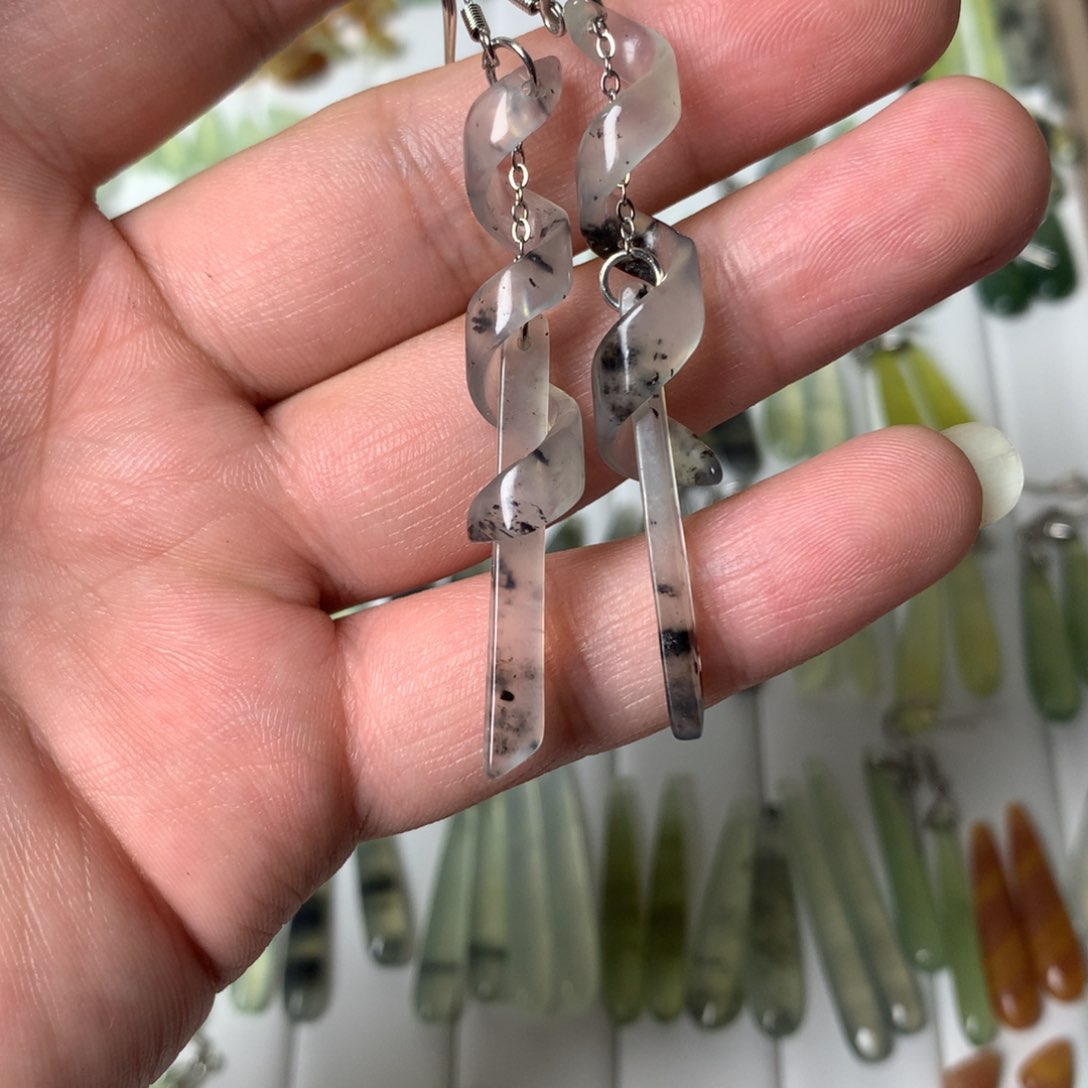 蛇纹石玉耳环未镶嵌