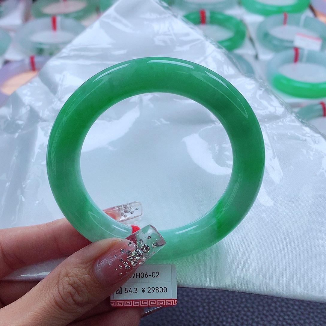 翡翠手镯未镶嵌54.55.56棉感包容 色很好