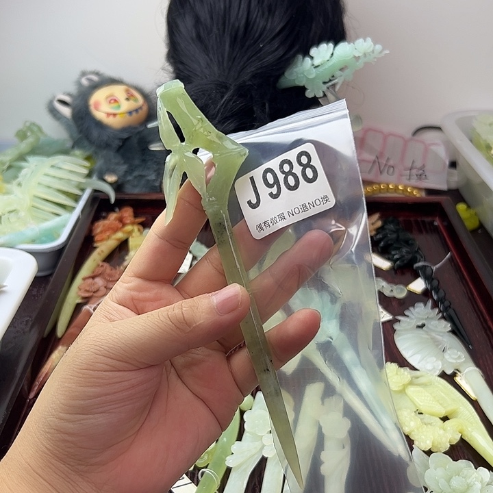 余***.蛇纹石玉合金发饰