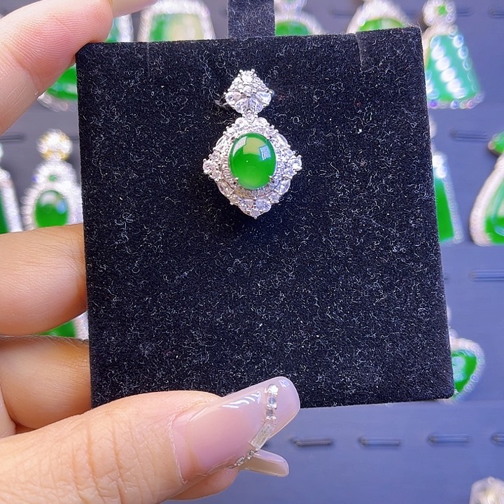 翡翠颈饰未镶嵌吊坠