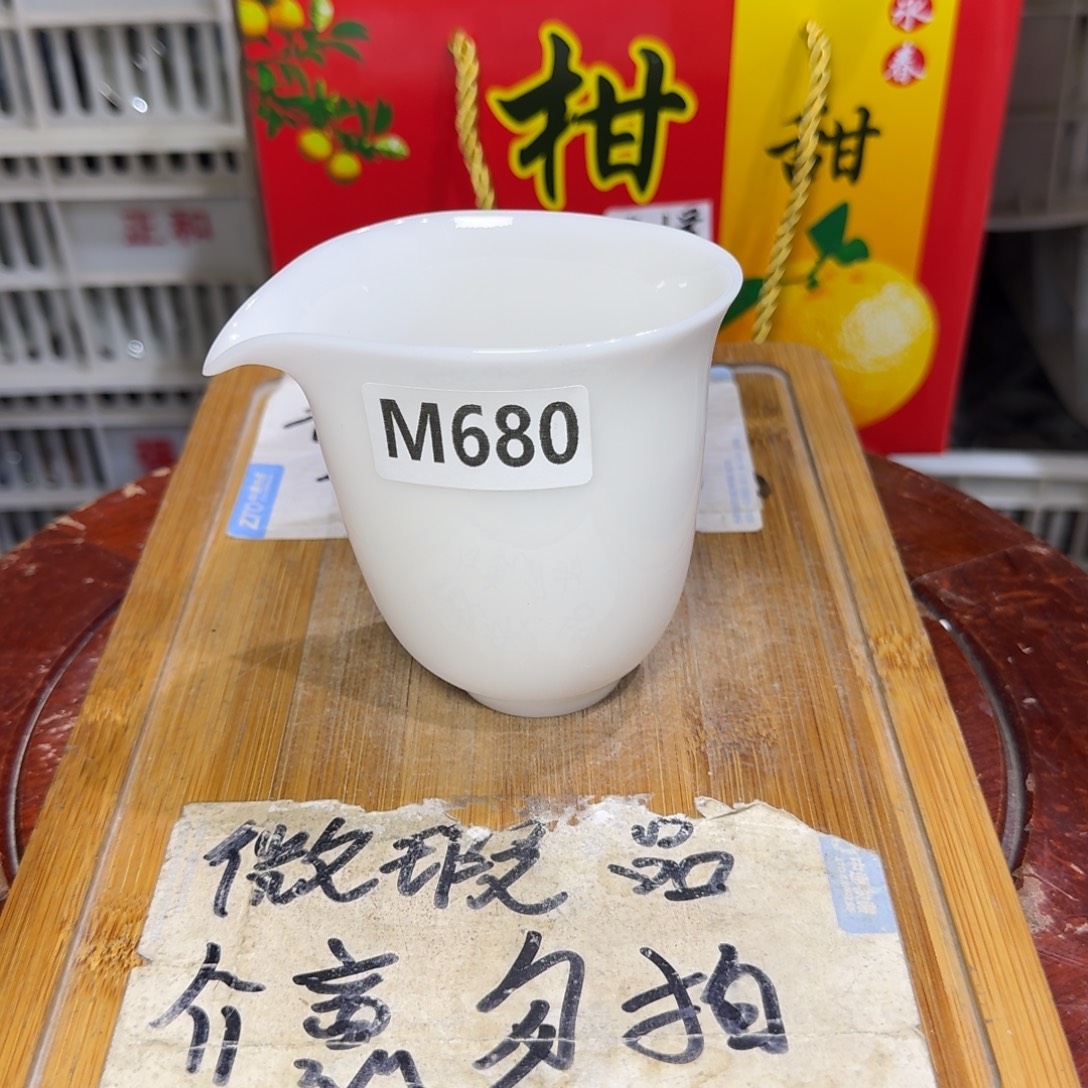 微瑕疵介意勿拍陶瓷器皿J520