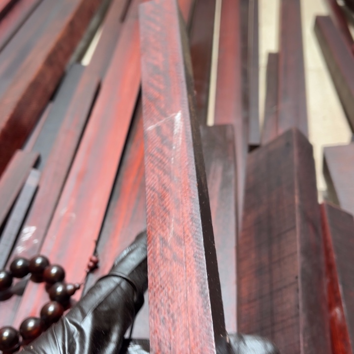 紫檀木类端景台晚**叶