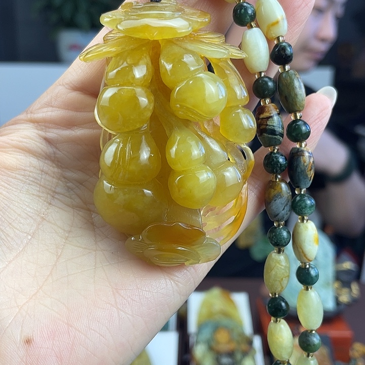 蛇纹石玉未镶嵌颈饰