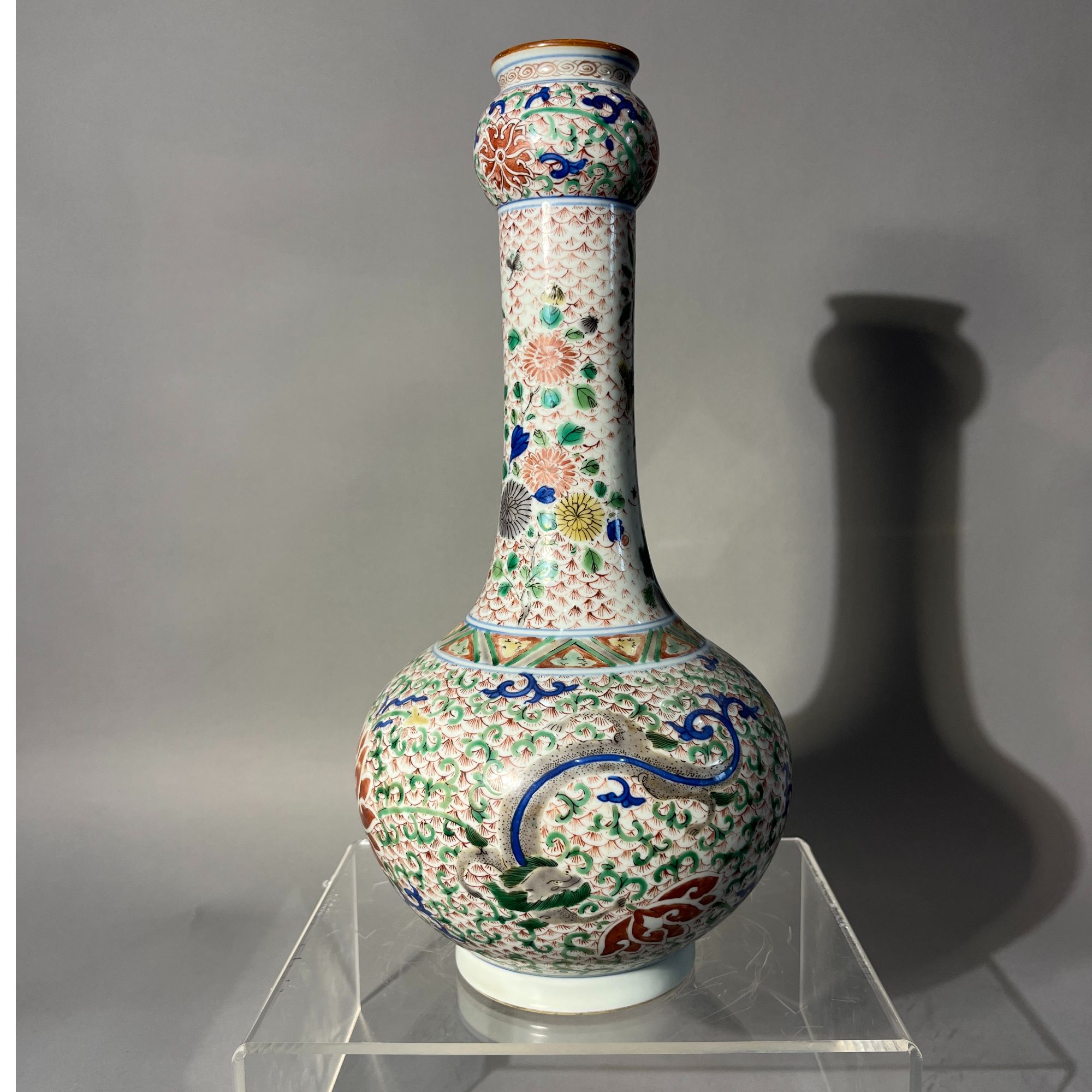 五彩缠枝莲龙纹蒜头瓶