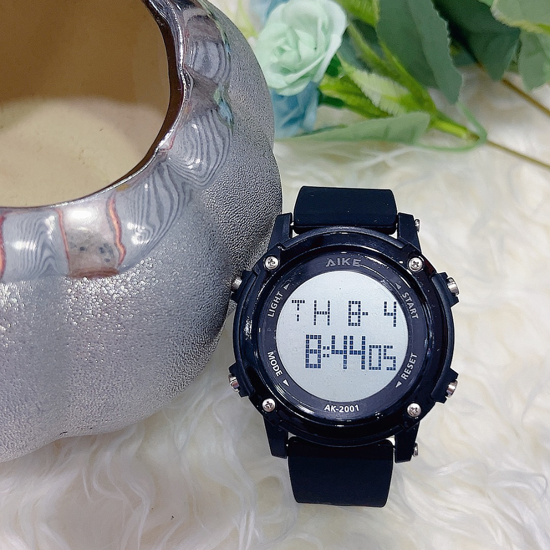 多功能防水夜光电子手表适合男学生及青少年户外运动使用