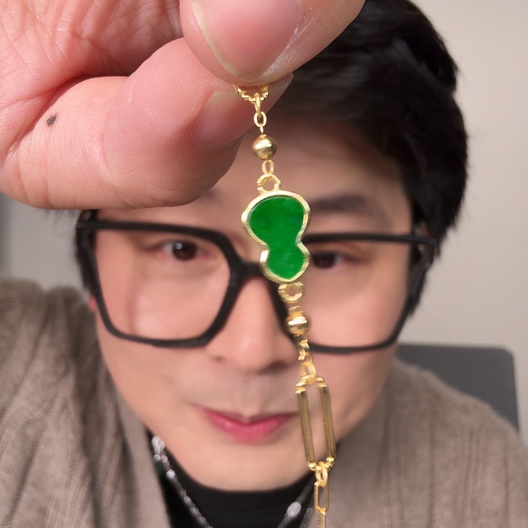 翡翠未镶嵌颈饰一件