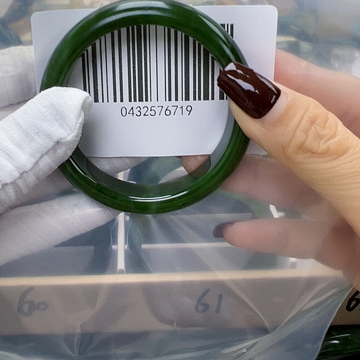 丽***和田玉未镶嵌手镯微瑕55