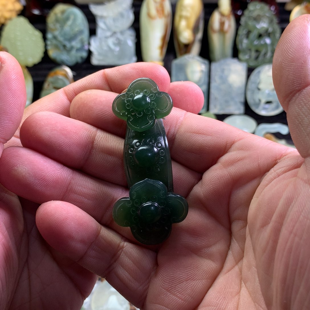 岫玉颈饰未镶嵌权*