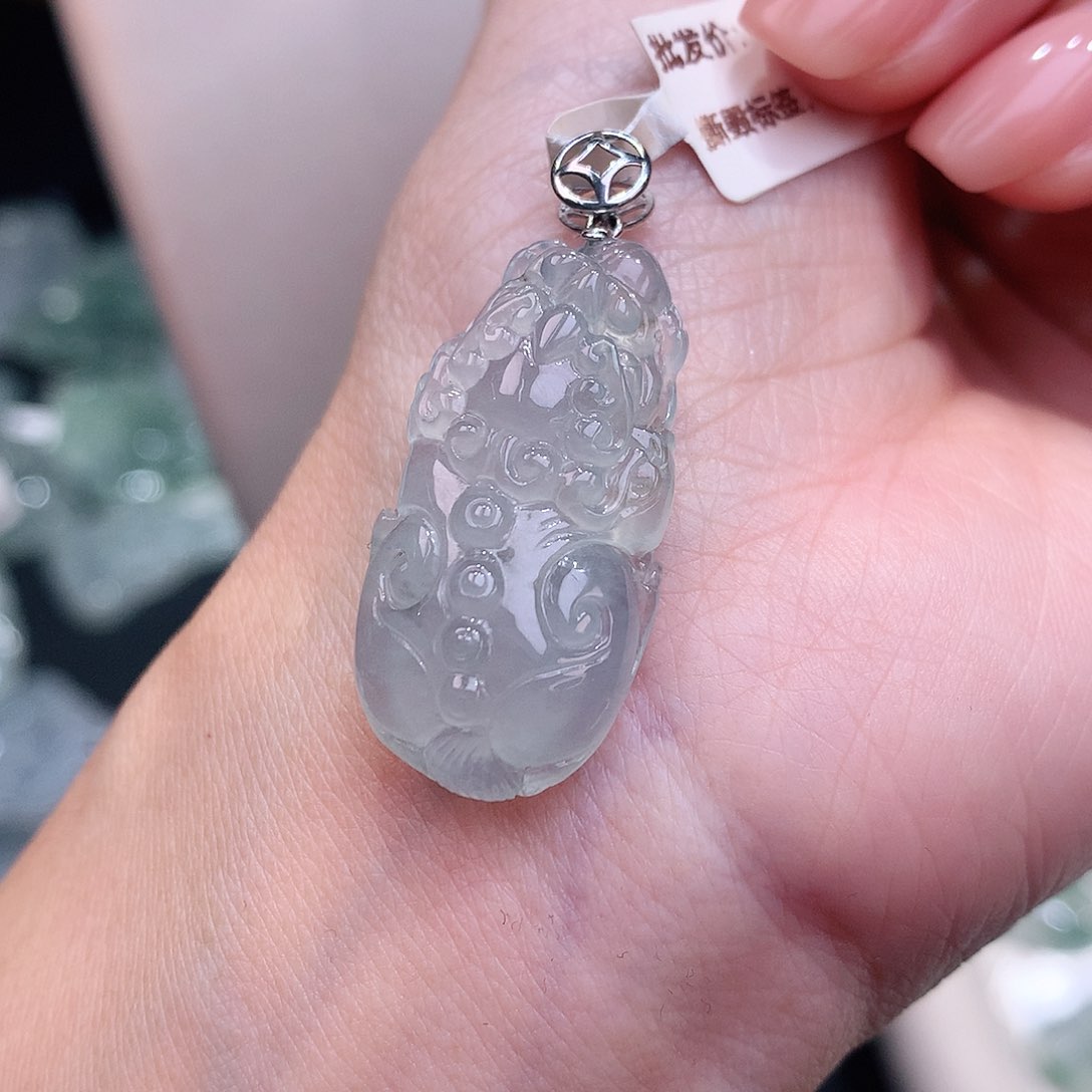 颈饰18K金镶嵌翡翠正冰貔貅