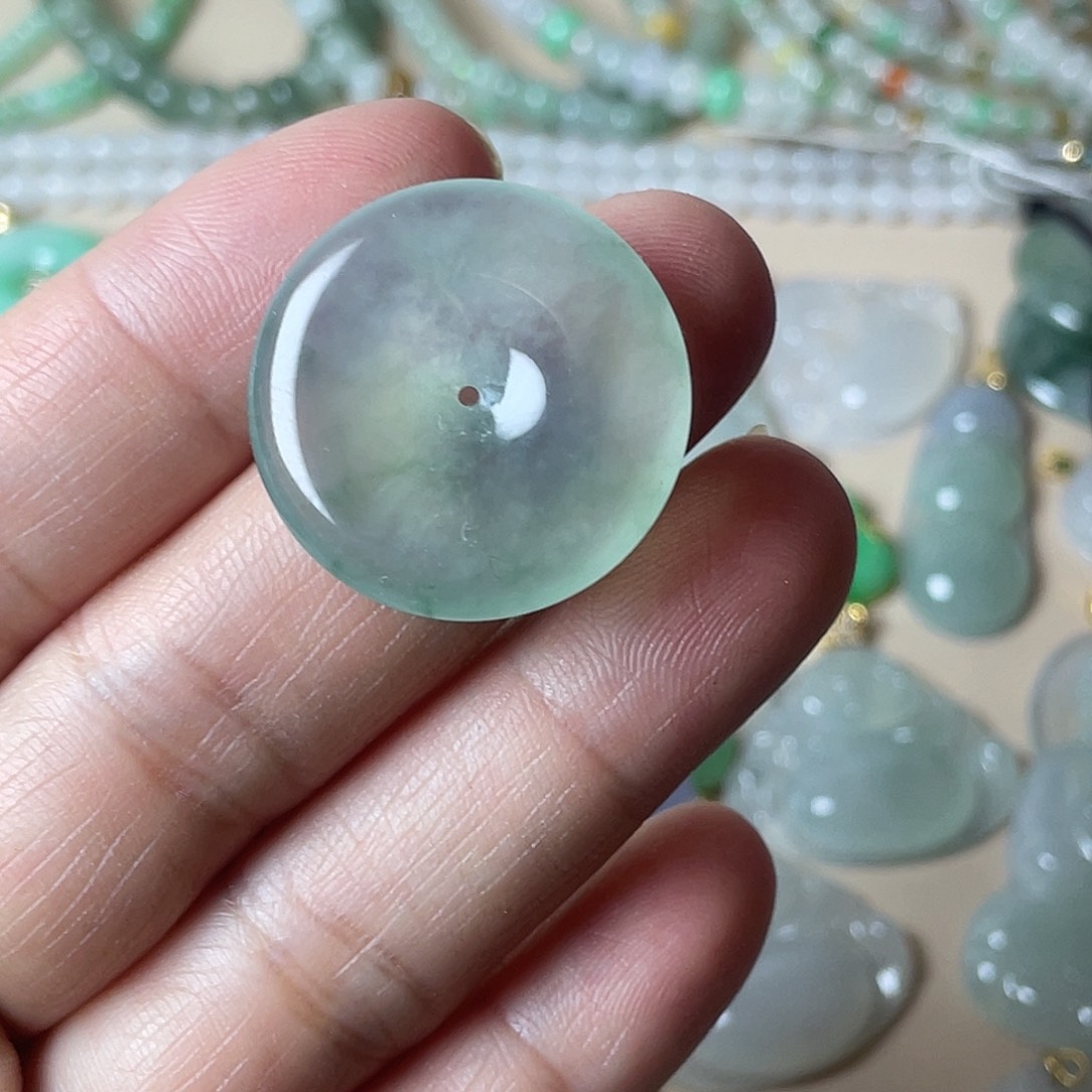 翡翠颈饰未镶嵌平安扣