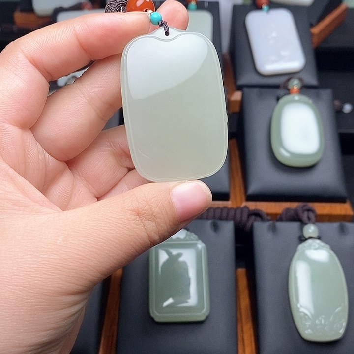 和田玉颈饰未镶嵌犀*?