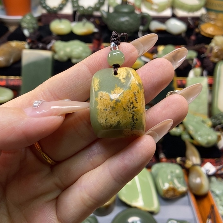 颈饰未镶嵌岫岩河磨玉（透闪石质玉）