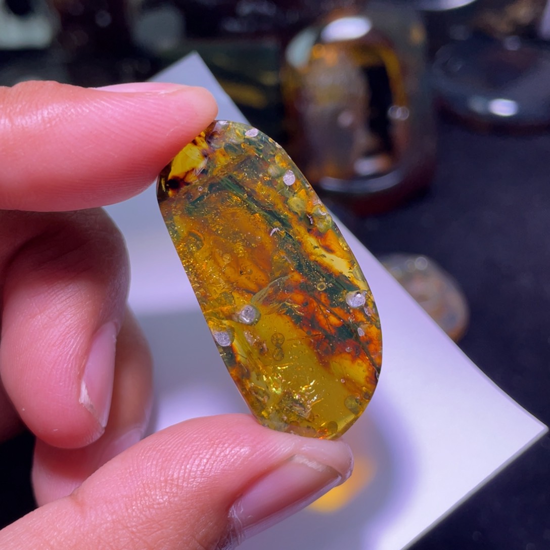 琥珀裸石未镶嵌，