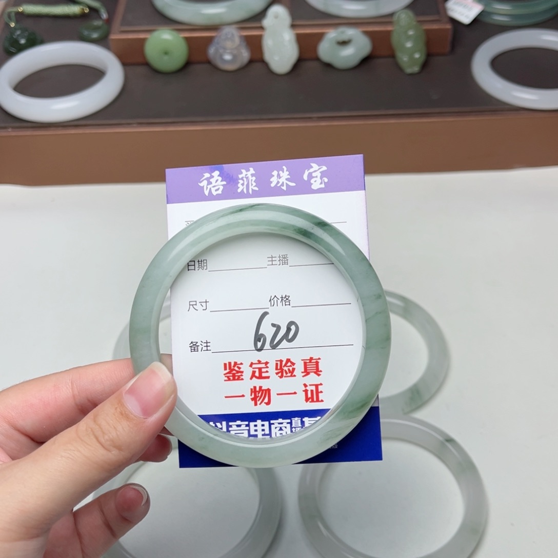 石英质玉手镯未镶嵌一***?