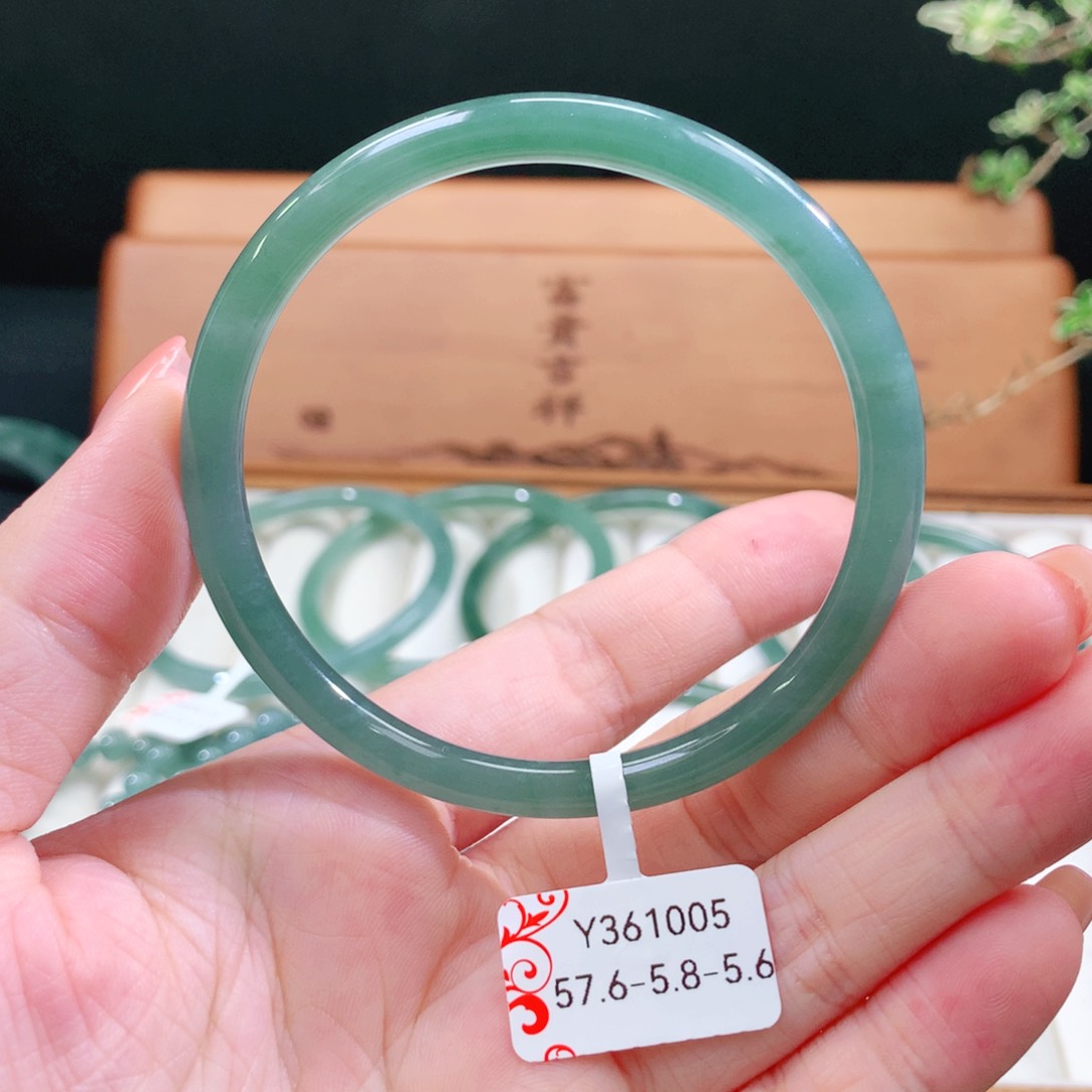 翡翠手镯未镶嵌天然