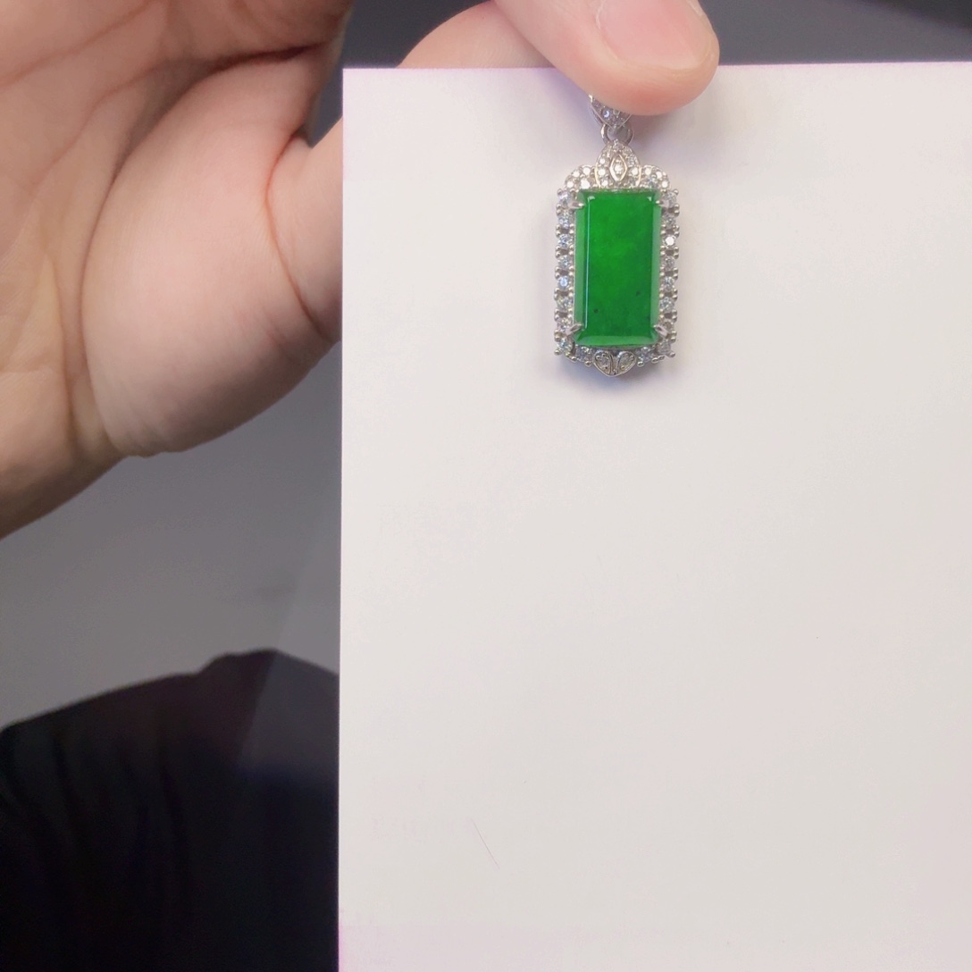 翡翠未镶嵌颈饰一件