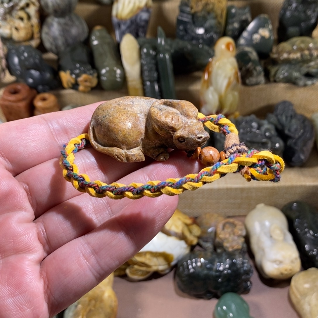 未镶嵌透闪石质玉挂件