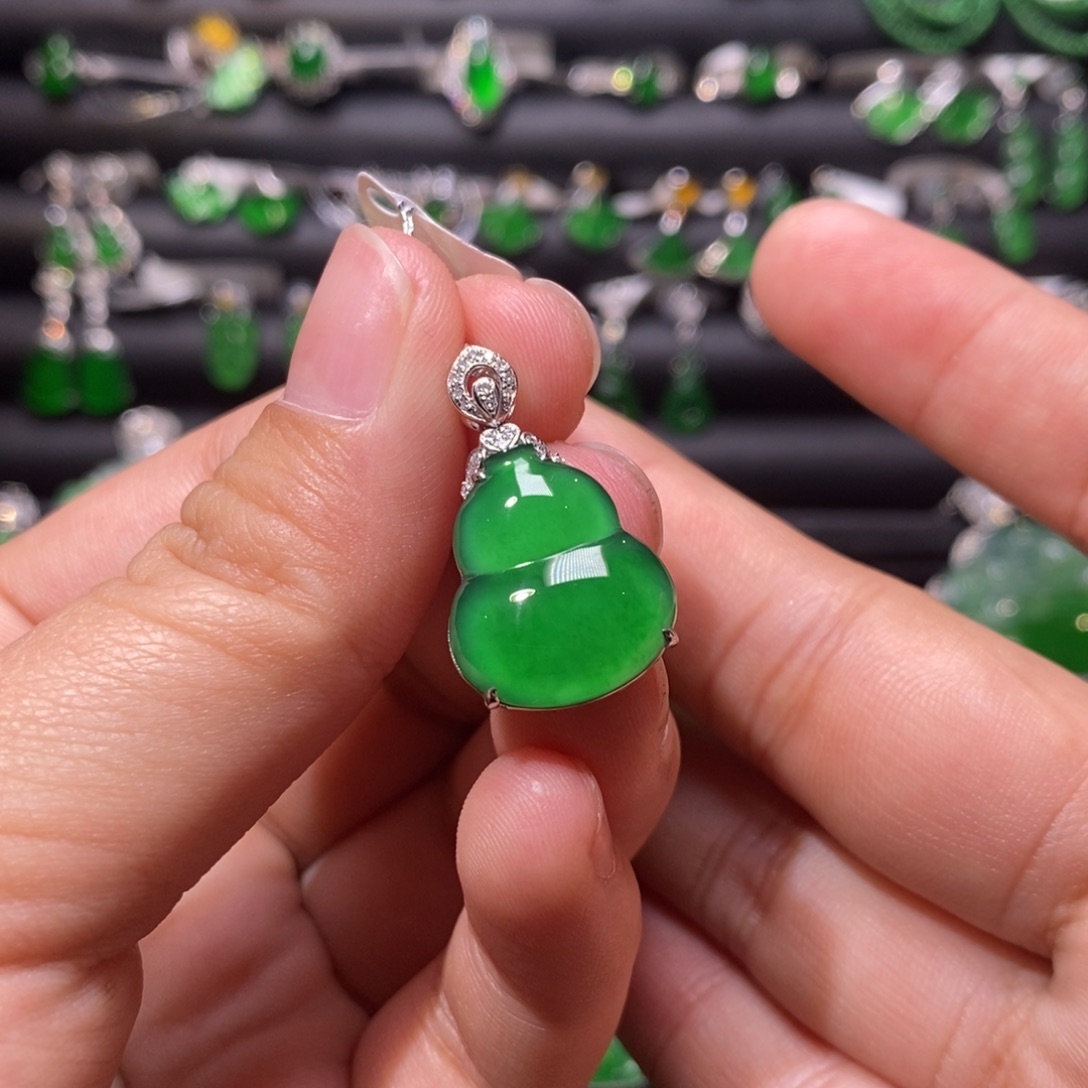 翡翠颈饰18K金镶嵌天然翡翠