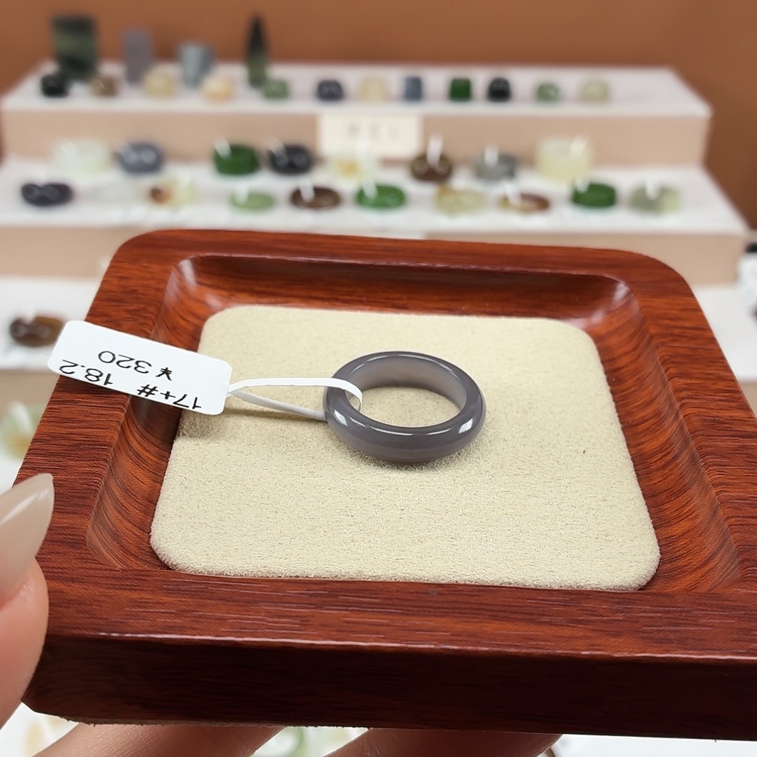 寅***闪和田玉未镶嵌戒指内径18.2