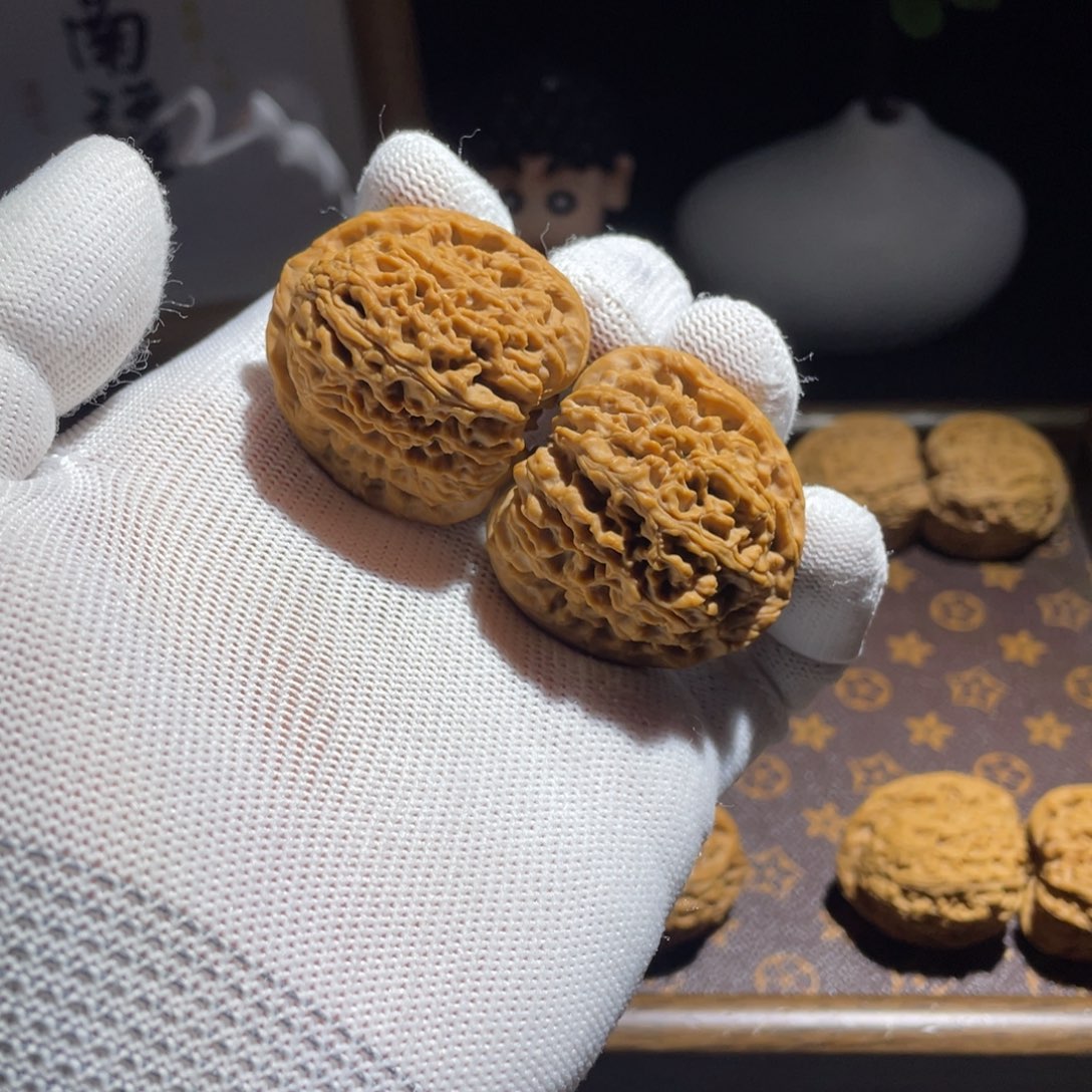 文玩核桃吊坠張***生核桃