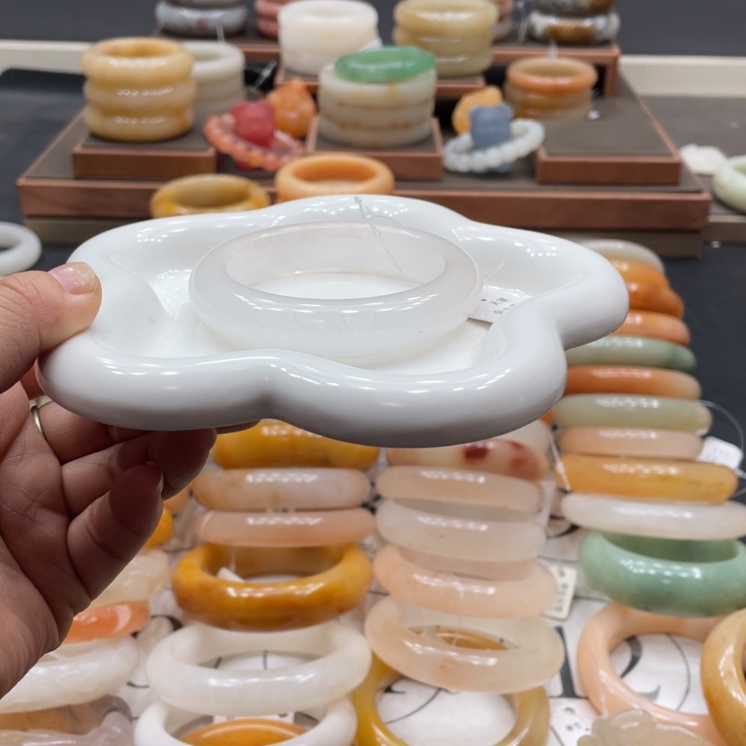 莓***恼石英质玉手镯未镶嵌