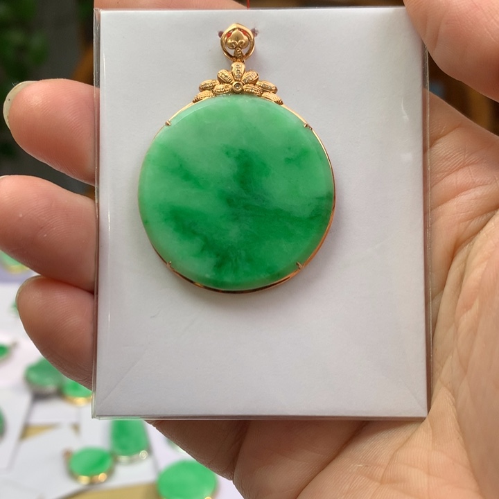 翡翠颈饰18K金镶嵌翡翠吊坠