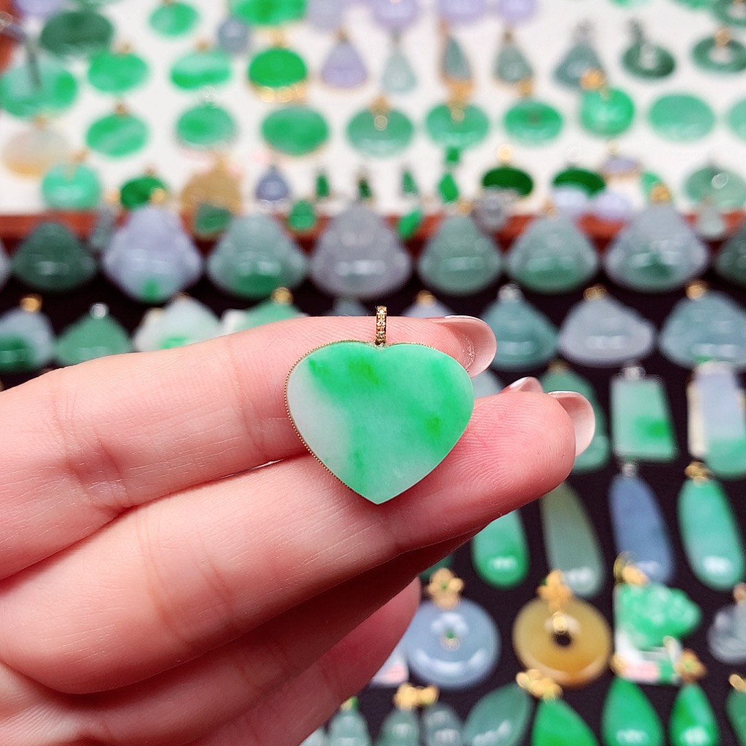 犯***人翡翠18K金镶嵌颈饰